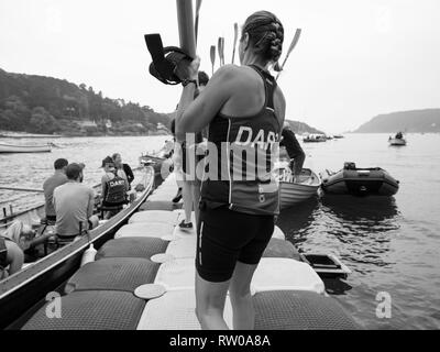 Il Salcombe Gig regata si svolge annualmente a Salcombe. Si tratta di un colpo di preparativi in corso prima di racing. Foto Stock