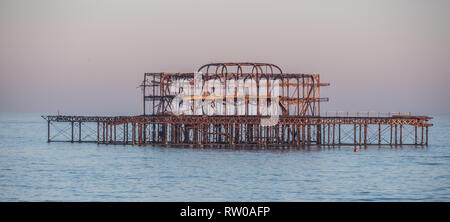 I resti del vecchio molo di Brighton Foto Stock