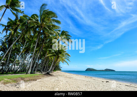 Vista della spiaggia di Palm Cove con doppio isola sullo sfondo, Cairns Northern Beaches, estremo Nord Queensland, QLD, FNQ, Australia Foto Stock