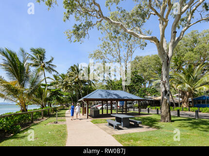 Giovane camminando lungo la Esplanade di Palm Cove, Cairns Northern Beaches, estremo Nord Queensland, QLD, FNQ, Australia Foto Stock
