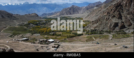 Ampia valle di montagna, Leh in autunno, Ladakh, Jammu e Kashmir, India, panorama. Foto Stock