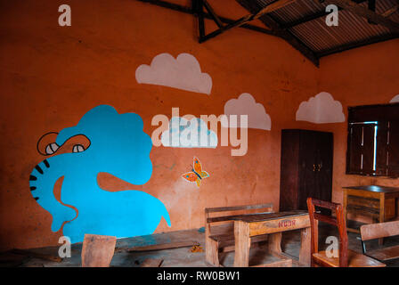 Una bella foto di una bella elefante blu dipinta su un muro marrone di una classe di una scuola elementare locale in Kongo village, Ghana. Foto Stock