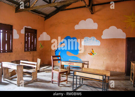 Una bella foto di una bella elefante blu dipinta su un muro marrone di una classe di una scuola elementare locale in Kongo village, Ghana. Foto Stock