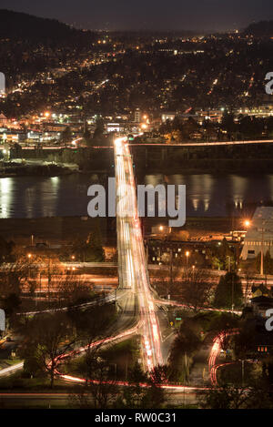 Ora di punta del traffico su Ross Island Bridge, Portland, Oregon. Foto Stock