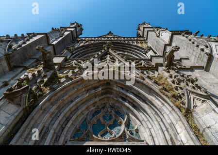 Di fronte alla chiesa di San Leonardo di Fougeres. Basso angolo di visione Foto Stock