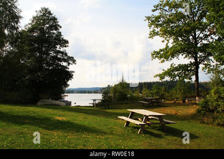 Luogo di picnic in riva al lago Foto Stock
