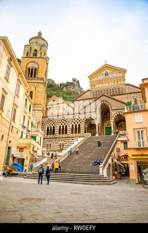 Amalfi, Italia - 03.02.2019: Vista della cattedrale di Sant Andrea e le fasi che portano dalla Piazza del Duomo di Amalfi, Italia Foto Stock