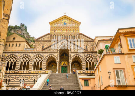Amalfi, Italia - 03.02.2019: Vista principale di ingresso alla Cattedrale di San Andrea e le fasi che portano ad esso in Amalfi, Italia Foto Stock