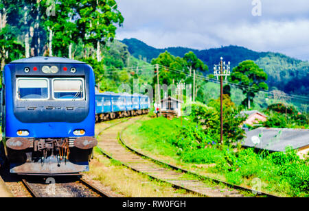 Vista da un treno vicino Ella, che corre attraverso i campi di tè. Sri Lanka Foto Stock