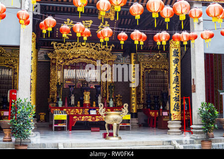 Lanterne rosse e altare in Chan vedere Shue Yuen cinese Casa Clan, Kuala Lumpur, Malesia. Foto Stock