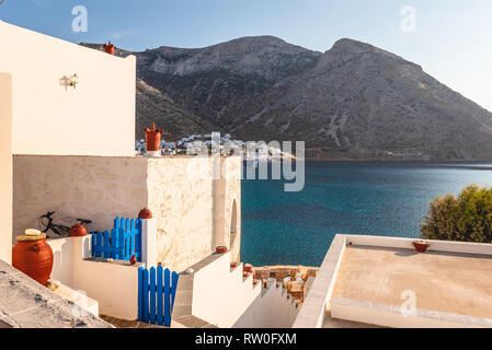 SIFNOS, Grecia - 10 Settembre 2018: Tradizionale casa greca che si affaccia sulla baia nel tardo pomeriggio sull'isola di Sifnos in Grecia. Foto Stock