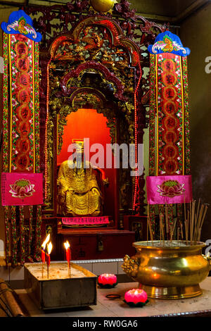 Un altare laterale in Guan Di (Kuan Ti) Tempio Taoista, Chinatown, Kuala Lumpur, Malesia. Foto Stock