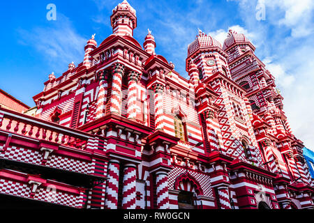 Vista su Jami-Ul-Alfar moschea o Red Masjid moschea è una storica moschea di Colombo, Sri Lanka Foto Stock