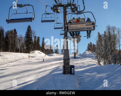 Febbraio 20, 2019,Krasnaya Polyana, Sochi, Russia : Le persone sono il sollevamento su impianti di risalita nelle montagne di Krasnaya Polyana ski resort. Foto Stock