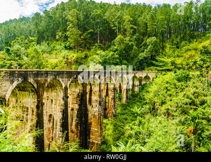 Vista su nove archi ponte in Sri Lanka, Ella Foto Stock