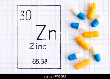 La grafia elemento chimico zinco Zn con le pillole. Close-up. Foto Stock