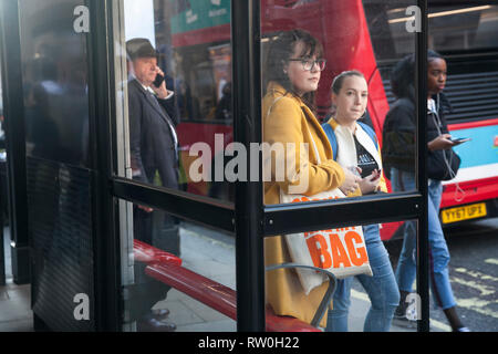 Londra - 15 febbraio 2019: Elegante partecipanti al di fuori di raccolta 180 del filamento per la London Fashion Week. La gente alla fermata in attesa per il bus Foto Stock