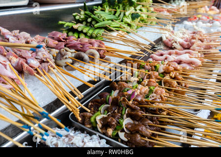 Cibo di strada si erge, nel tardo pomeriggio, Jalan Sultan, Chinatown, Kuala Lumpur, Malesia. Foto Stock