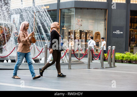 Giovani donne malesi in contemporanea per abbigliamento casual entrando Pavilion Mall, Bukit Bintang, Kuala Lumpur, Malesia. Foto Stock