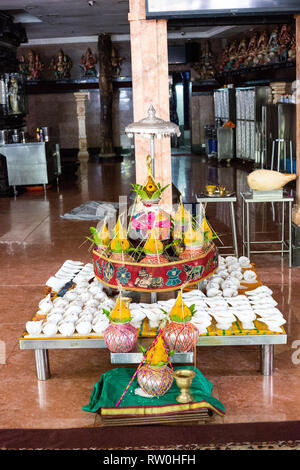 Corte Hill Ganesh tempio indù, Kuala Lumpur, Malesia. Lampade votive all'interno del tempio. Foto Stock