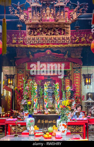 Peccato Sze Si Ya Tempio Taoista, Chinatown, Kuala Lumpur, Malesia. Xix secolo cinese scolpito decorazione appesa all'entrata del tempio. Ho offerte Foto Stock