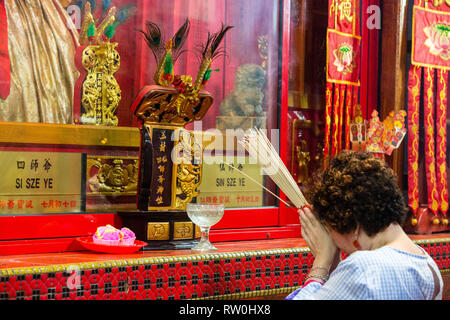 Peccato Sze Si Ya Tempio Taoista, Chinatown, Kuala Lumpur, Malesia. Adoratore di pregare prima di divinità Si Sze Ye e peccato Sze Ye. Più antico tempio taoista di KL Foto Stock