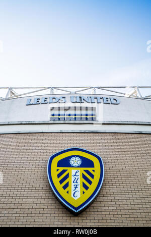 Leeds United football club crest sulla parete a Elland Road Stadium, Leeds Foto Stock