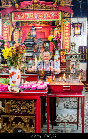 Peccato Sze Si Ya Tempio Taoista, Chinatown, Kuala Lumpur, Malesia. Illuminazione adoratore Joss bastoni (bastoncini di incenso). Più antico tempio taoista di Kuala Lumpu Foto Stock