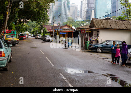 Kampung Baru, Scene di strada tradizionale Malay enclave, Kuala Lumpur, Malesia. Foto Stock