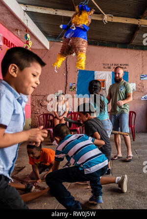 Latin bambini alla festa di compleanno in esecuzione dopo la