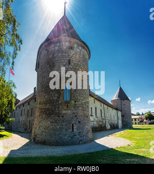 Il castello di Rolle sulla sponda nord del Lago di Ginevra nel cantone di Vaud in Svizzera Foto Stock