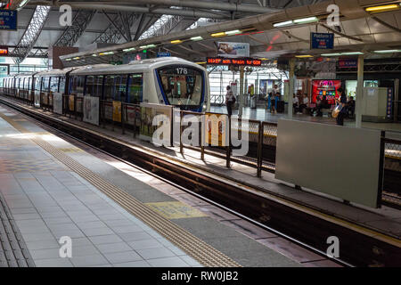 Treno LRT (Light Rail Transit) che arriva alla stazione KL Sentral, Kuala Lumpur, Malesia. Foto Stock