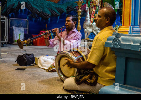 Grotte Batu, musicisti di suonare un Thavil (sud indiane tamburo) e Nadaswaram (indiano di strumento a fiato), Selangor, Malaysia. Foto Stock