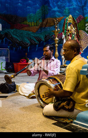 Grotte Batu, musicisti di suonare un Thavil (sud indiane tamburo) e Nadaswaram (indiano di strumento a fiato), Selangor, Malaysia. Foto Stock