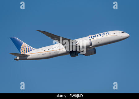 United Airlines Boeing 787 Dreamliner aereo di linea N28912 decolla dall'aeroporto di Londra Heathrow, Regno Unito, in cielo blu Foto Stock