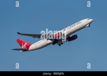 Virgin Atlantic Airways Airbus A330 aereo di linea G-VLUV decolla dall'aeroporto di Londra Heathrow nel Regno Unito, in cielo blu. Si chiama Lady Love Foto Stock