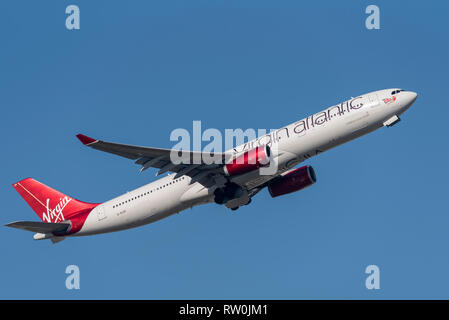 Virgin Atlantic Airways Airbus A330 aereo di linea G-VLUV decolla dall'aeroporto di Londra Heathrow nel Regno Unito, in cielo blu. Si chiama Lady Love Foto Stock