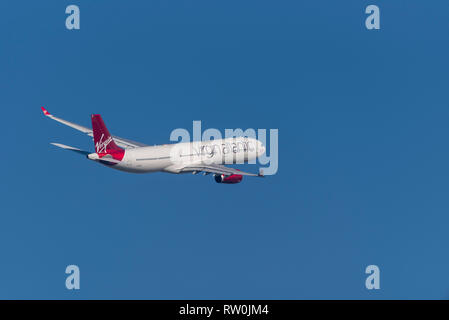 Virgin Atlantic Airways Airbus A330 aereo di linea G-VLUV decolla dall'aeroporto di Londra Heathrow nel Regno Unito, in cielo blu. Si chiama Lady Love Foto Stock