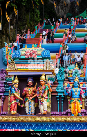 Grotte Batu, divinità Indù al di sopra di entrata a gradini che portano alle grotte, Selangor, Malaysia. Foto Stock