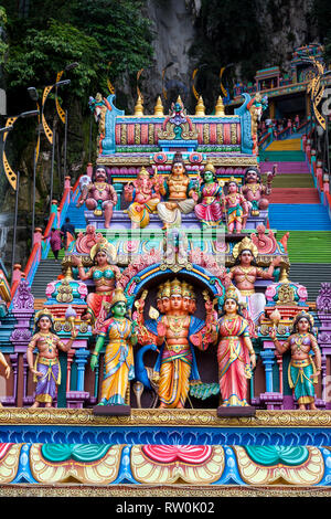 Grotte Batu, divinità Indù al di sopra di entrata a gradini che portano alle grotte, Selangor, Malaysia. Foto Stock