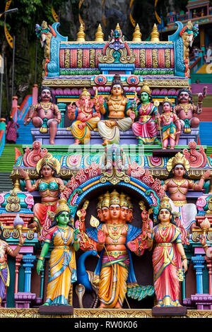 Grotte Batu, divinità Indù al di sopra di entrata a gradini che portano alle grotte, Selangor, Malaysia. Foto Stock