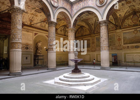 Cortile del Palazzo Vecchio una massiccia fortezza Romanico Palace, è il Municipio di Firenze, Italia Foto Stock