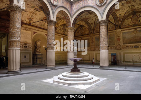 Cortile del Palazzo Vecchio una massiccia fortezza Romanico Palace, è il Municipio di Firenze, Italia Foto Stock