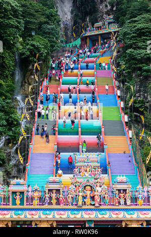 Grotte Batu, 272 multicolore di scale che portano alla cima, divinità Indù in primo piano. Selangor, Malaysia. Foto Stock