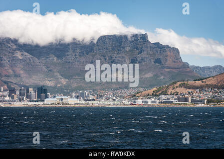 Vista di Città del Capo e delle montagne dalla barca di rientrare da Robben Island, Cape Town, Sud Africa Foto Stock