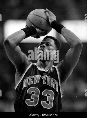 New York Knicks Patrick Ewing gratuitamente a buttare la linea durante il gioco d'azione contro il Boston Celtics al Fleet Center di Boston MA USA Marzo 8,1995 foto di bill belknap Foto Stock