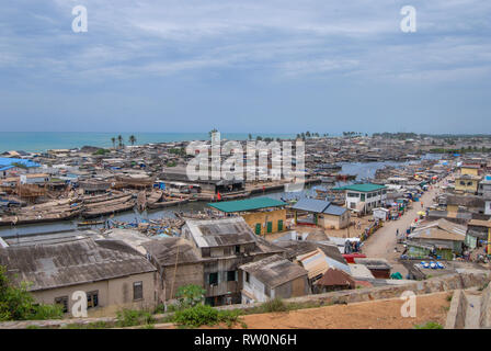 Una foto in formato panorama della città di Elmina fondata attorno a un bel fiume che scorre attraverso la città. Foto Stock