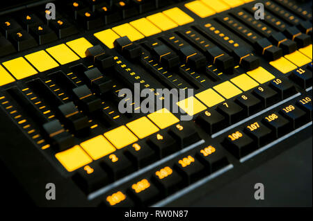 Controllo del suono con retroilluminazione a LED, apparecchiature audio. Foto Stock