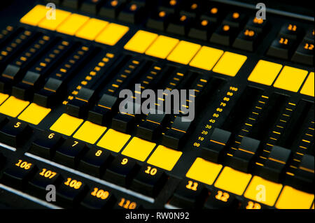 Controllo del suono con retroilluminazione a LED, apparecchiature audio. Foto Stock