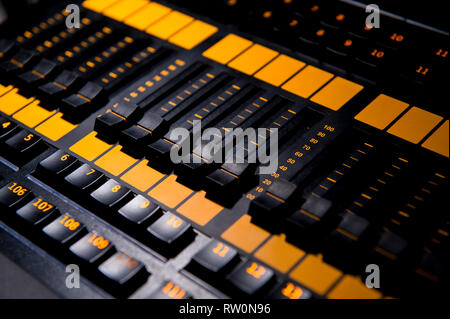 Controllo del suono con retroilluminazione a LED, apparecchiature audio. Foto Stock